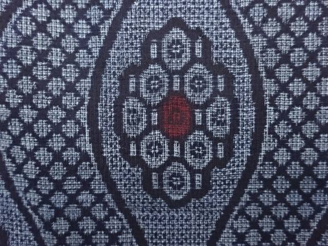 アンティーク　立涌に抽象模様織り出し本場正藍泥染大島紬着物(割り込み絣)